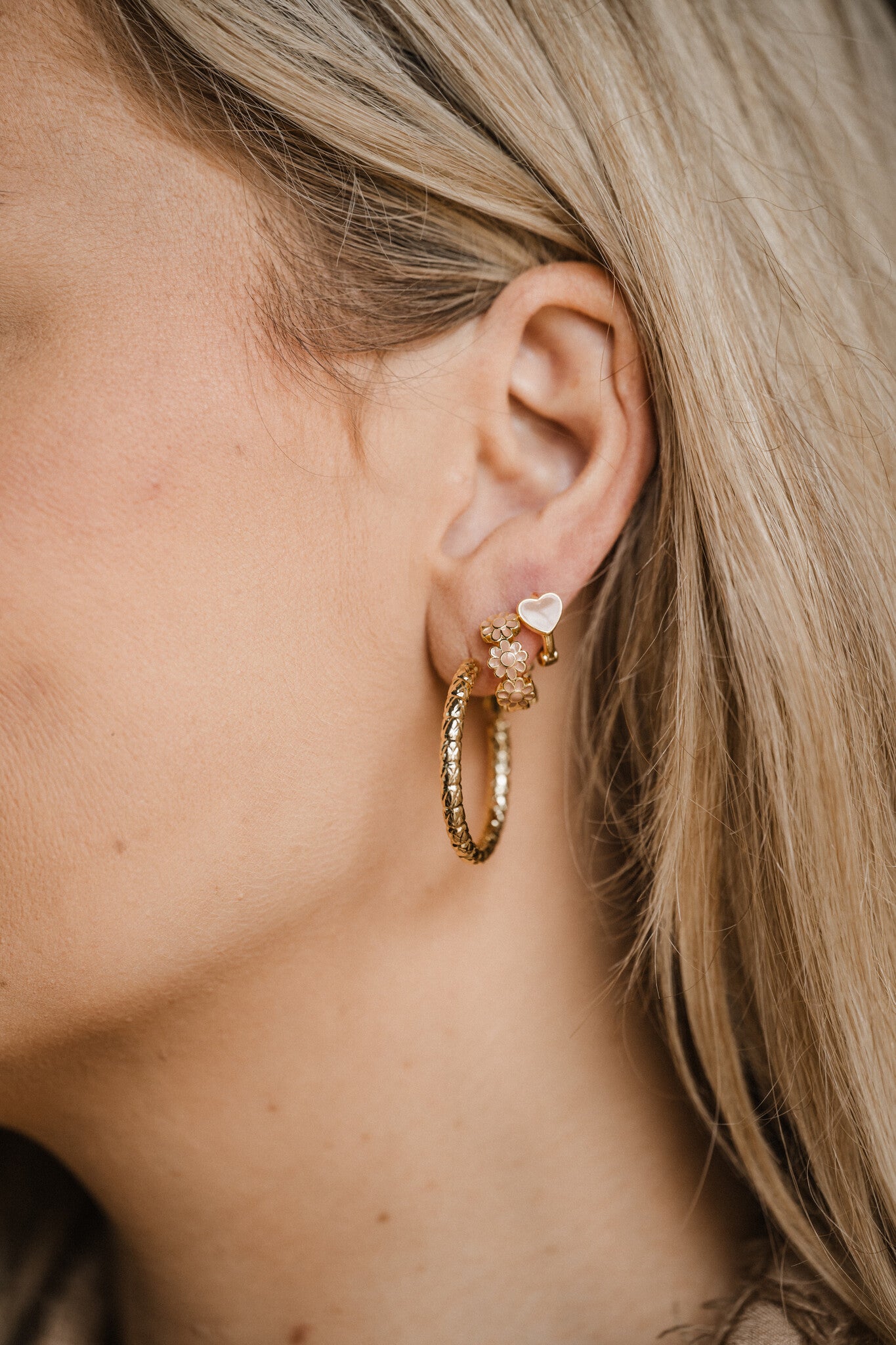 By Shir Oorbellen Klein Bloem Goud Verguld Messing Met Champagne Zalmroze Bloemetje 11 Mm