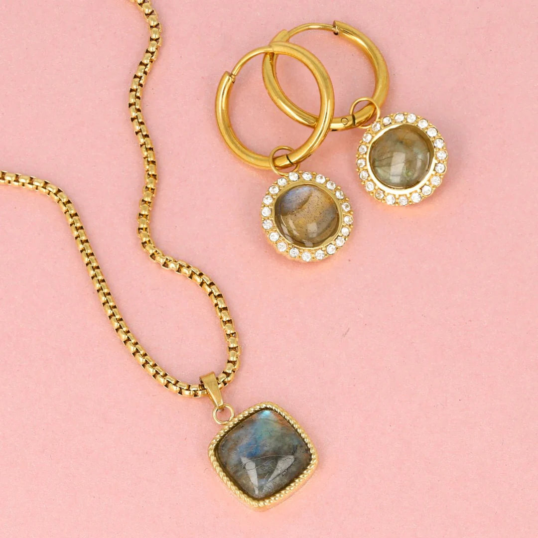 MY BENDEL LABRADORITE OORBELLEN – MYSTIEK IN GOUD