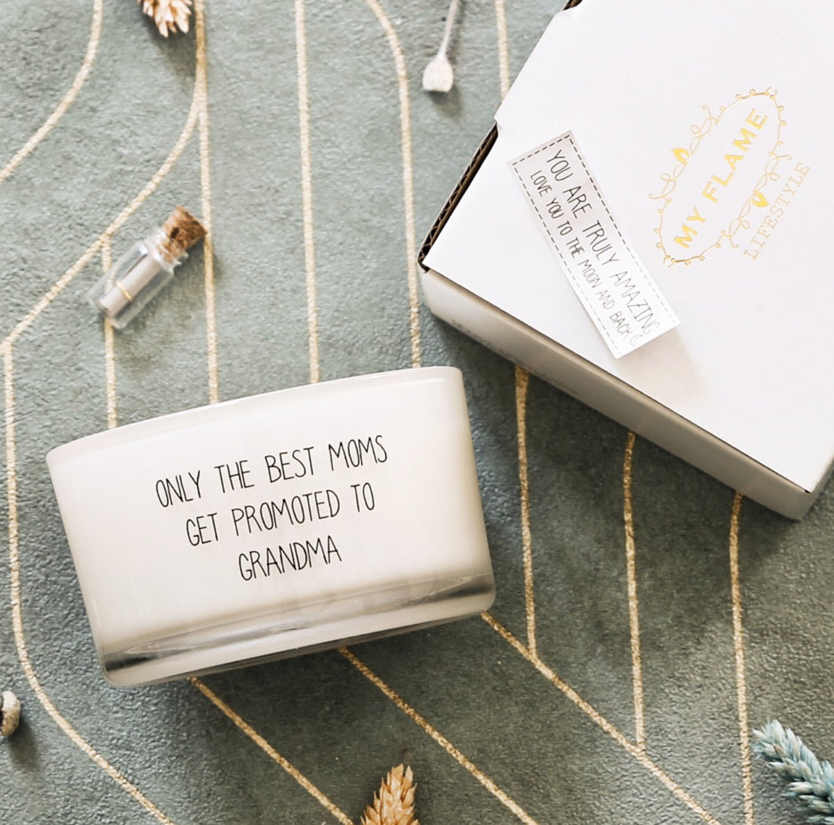 My Flame Flessenpost kaars - Only the best moms get promoted to grandma - Fresh Cotton - Sannes Sieraden