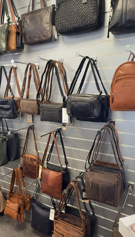 Tassenwand met echte leren tassen bij Sannes Sieraden