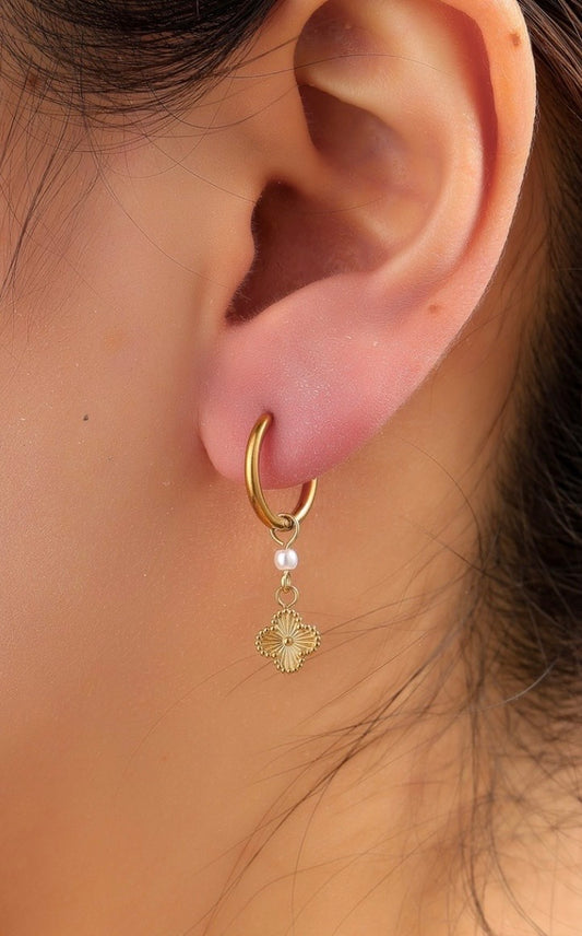 Day en Eve oorbellen klavertje met parel