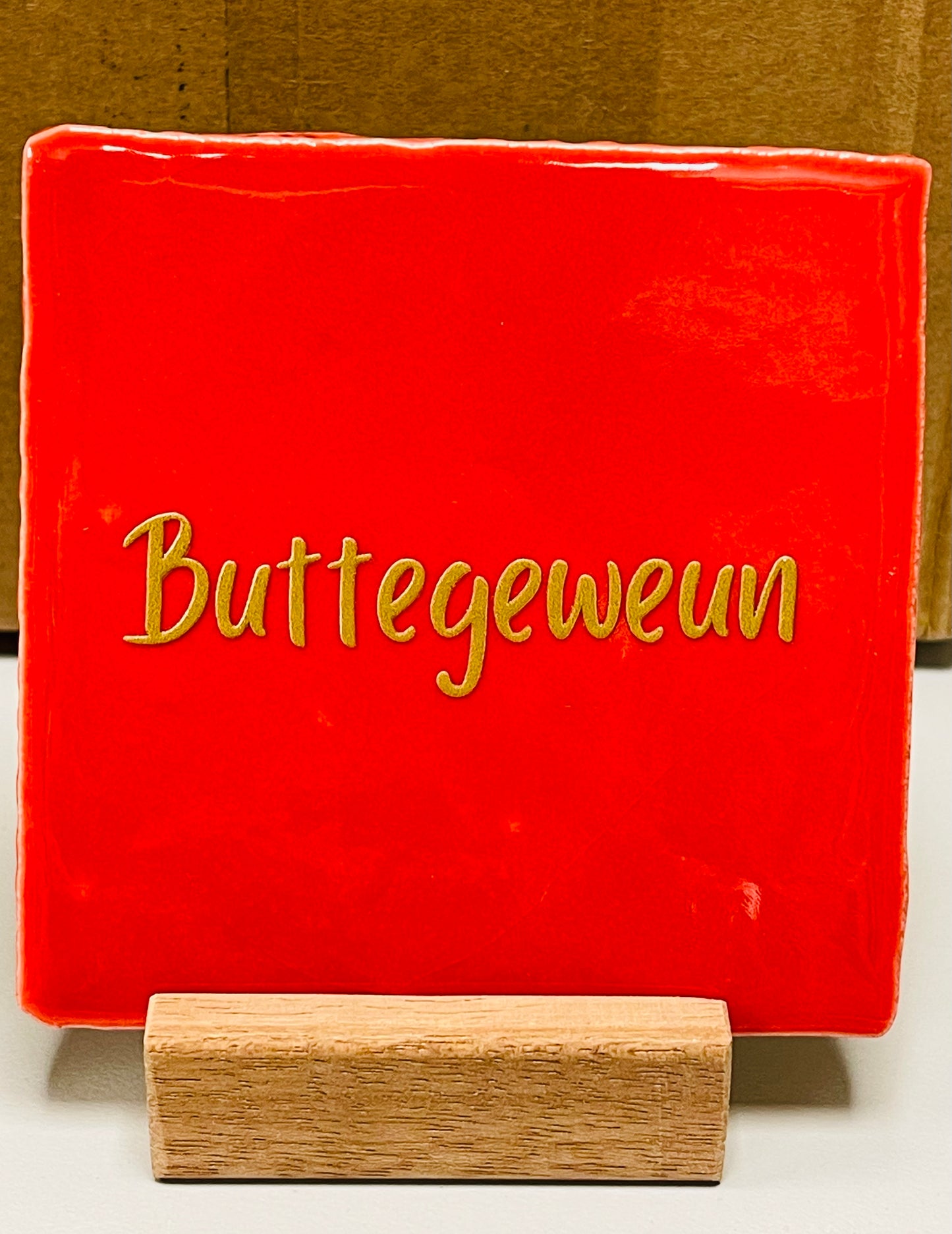 Quote tegel Buttegeweun rood.