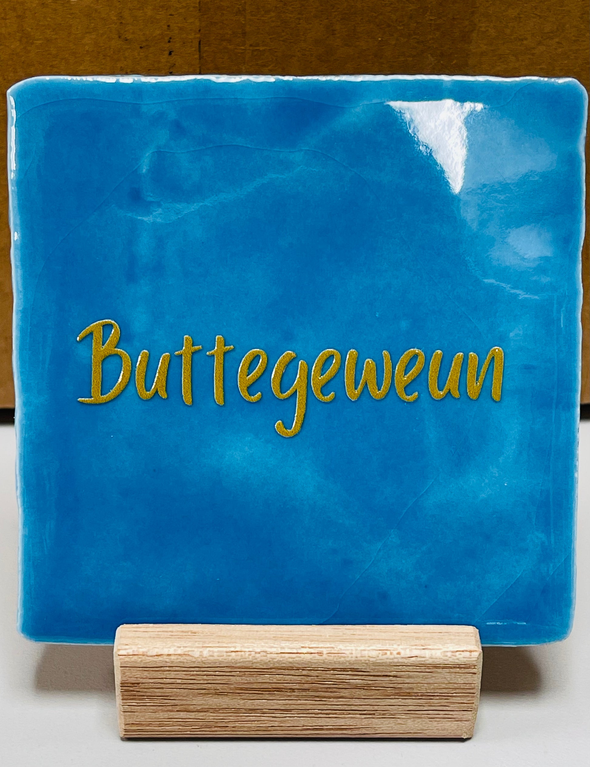 Quote tegel Buttegeweun jeansblauw.