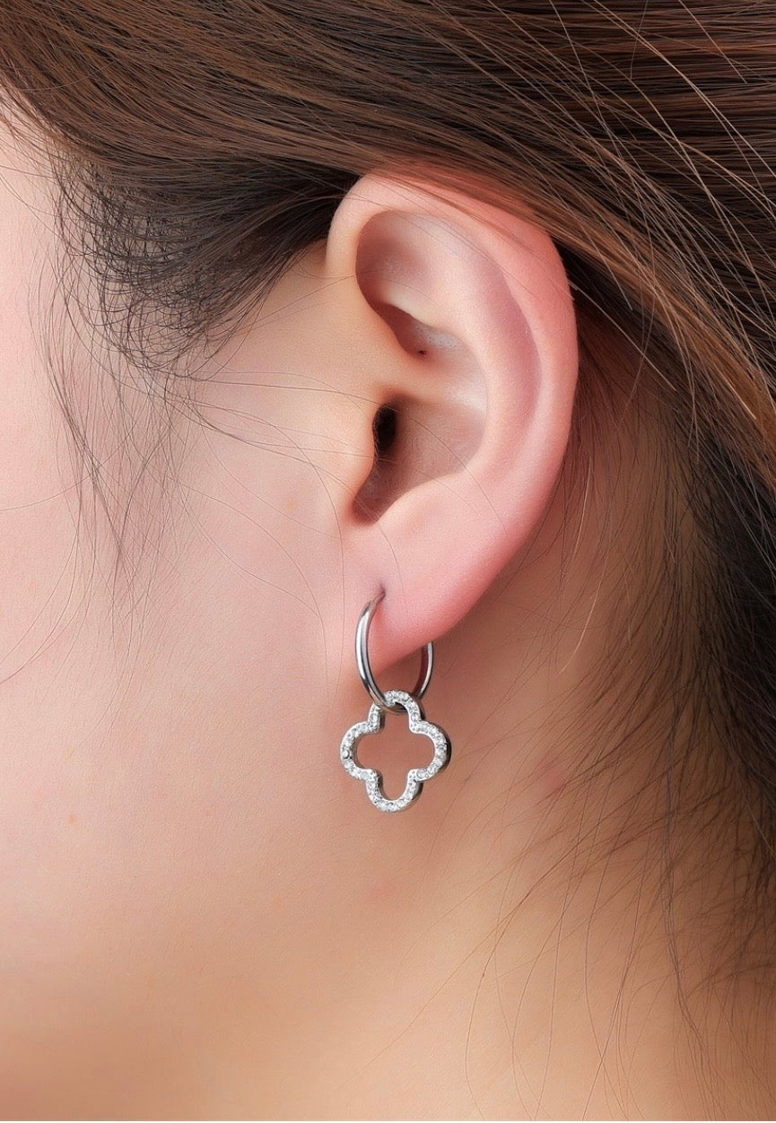 Day & Eve hoops klaver met steentjes zilver