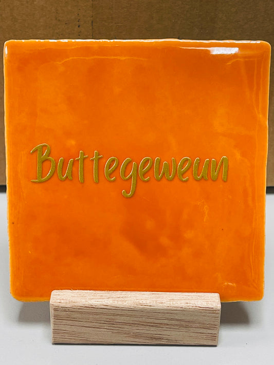 Quote tegel Buttegeweun oranje.