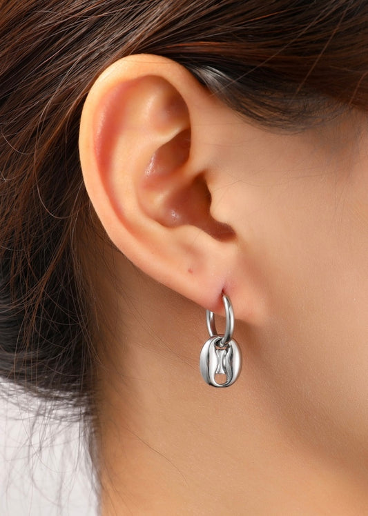 Day And Eve Button Hoop Zilver Kleur Oorbellen Van Roestvrij Staal Met Veilige Sluiting En Tijdloze Elegantie