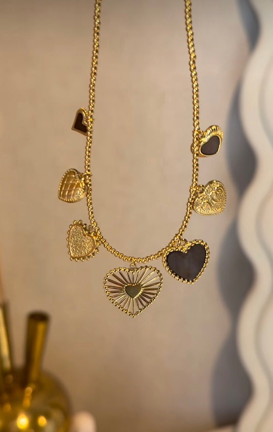 By Shir Ketting Luxe Mucho Amor Goud Met Hartjes Bedels En Edelstaal Kralen 42 Cm Verstelbaar
