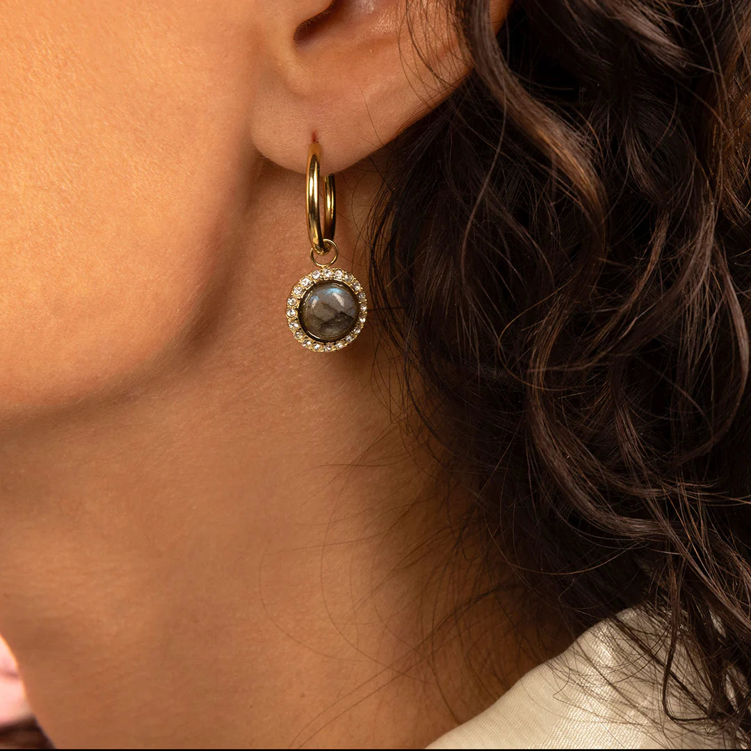 MY BENDEL LABRADORITE OORBELLEN – MYSTIEK IN GOUD