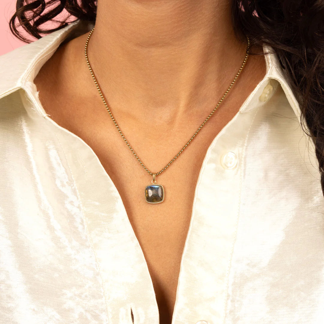 MY BENDEL LABRADORITE KETTING - UNIEKE GLANS -