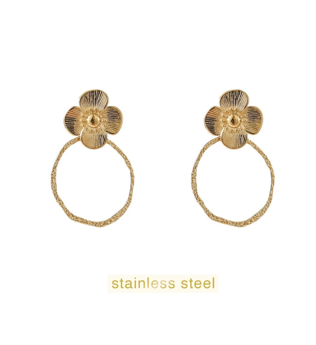 Day En Eve Oorbellen Met Bloem En Cirkel Goudkleurig RVS Roestvrij Staal Voor Dagelijks Gebruik - Sannes Sieraden